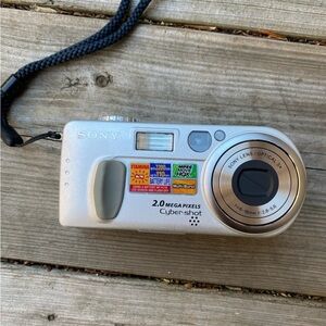 Vintage 2002 Sony Cybershot DSC-p2 2 MPX Camera UNTESTED